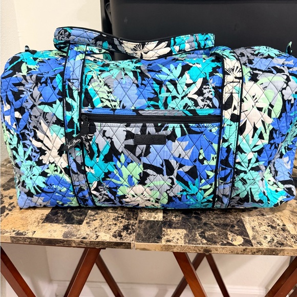 Vera Bradley CamoFloral Duffle-Women's Travel Bag- Like New - Picture 1 of 9